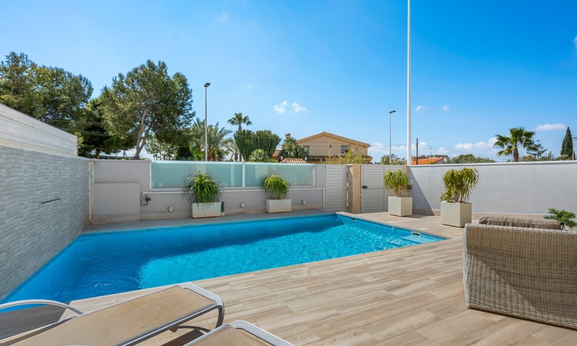 Resale - Villa -
Torrevieja