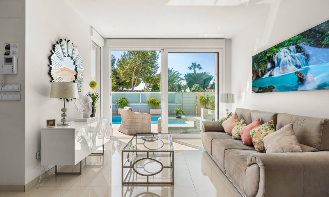 Resale - Villa -
Torrevieja