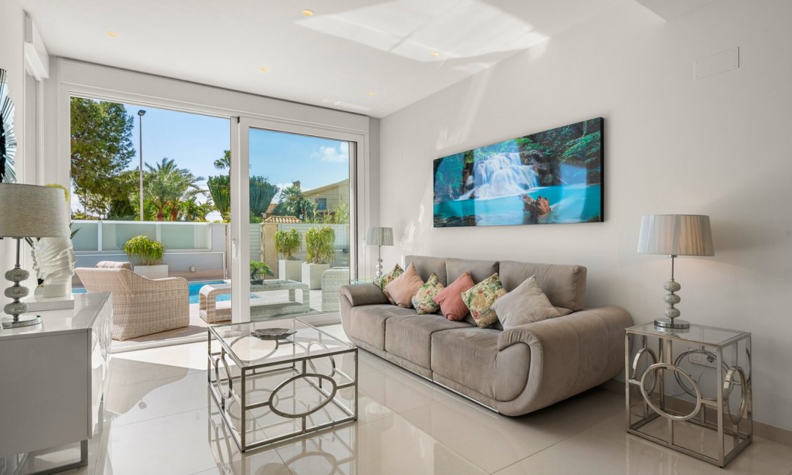 Resale - Villa -
Torrevieja