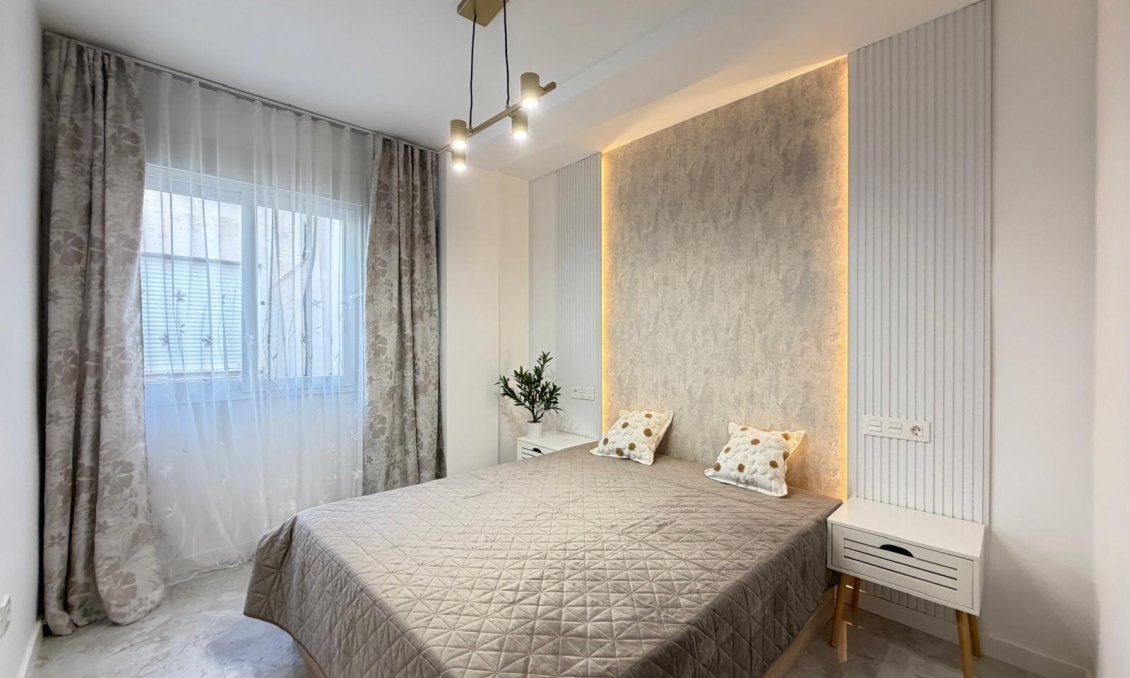 Revânzare - Mansardă -
Torrevieja - Estacion De Autobuses