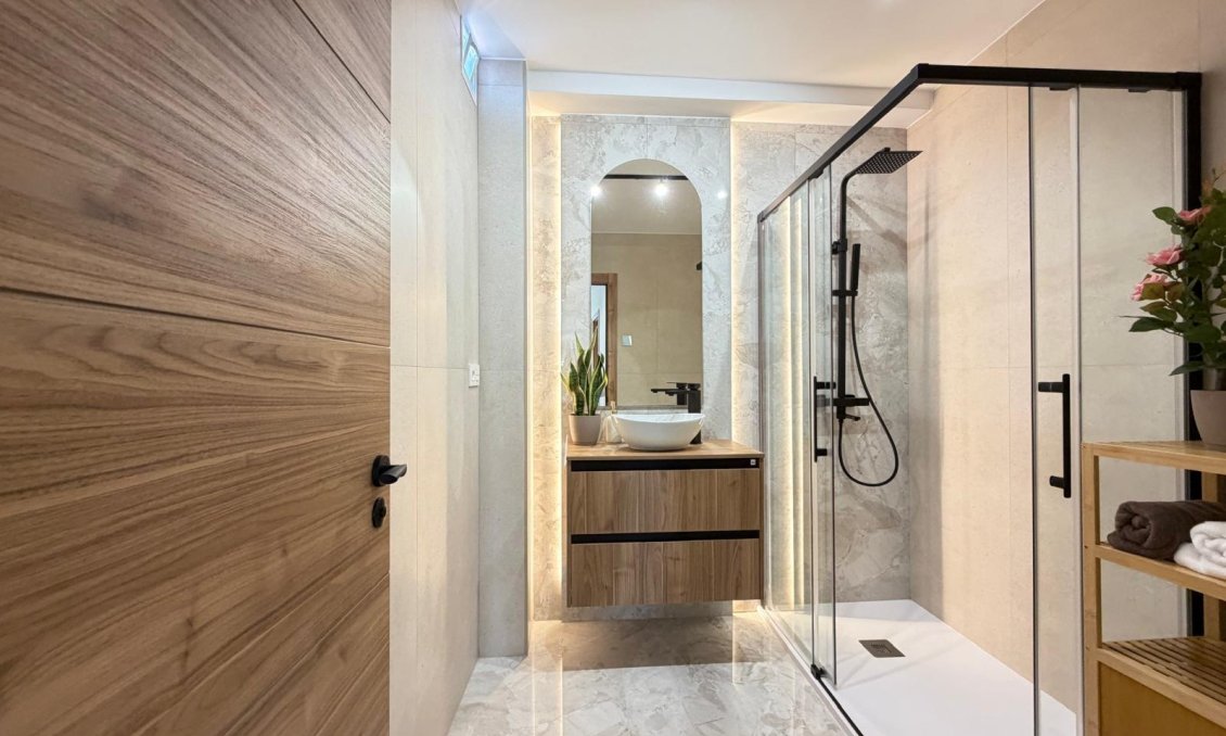 Revânzare - Mansardă -
Torrevieja - Estacion De Autobuses