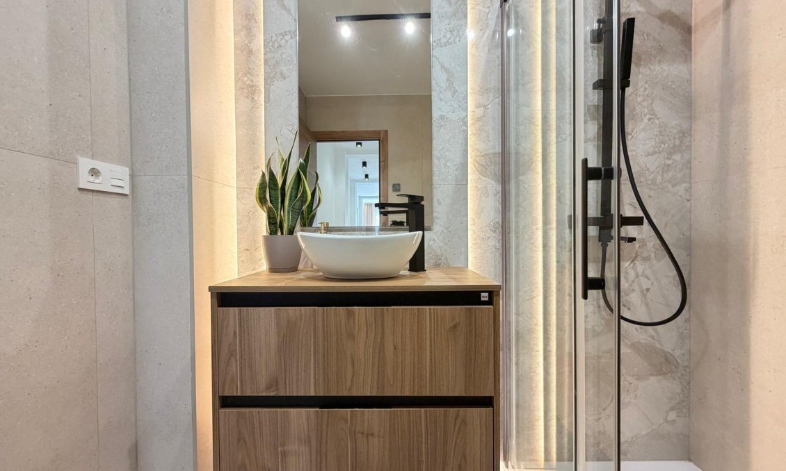 Revânzare - Mansardă -
Torrevieja - Estacion De Autobuses