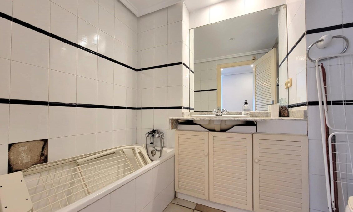 Revânzare - Mansardă -
Torrevieja - Playa De La Mata