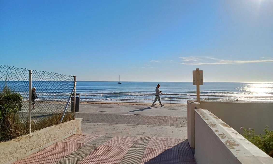 Revânzare - Mansardă -
Torrevieja - Playa De La Mata