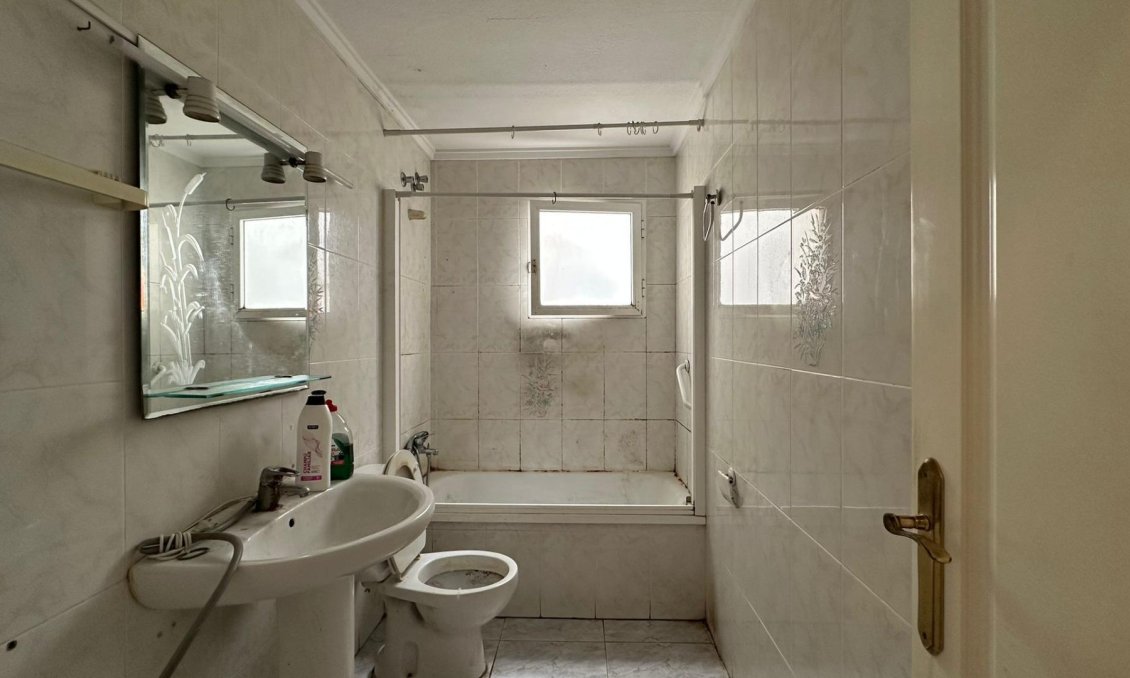 Használt Ingatlanok - Apartman -
Torrevieja - Estacion De Autobuses