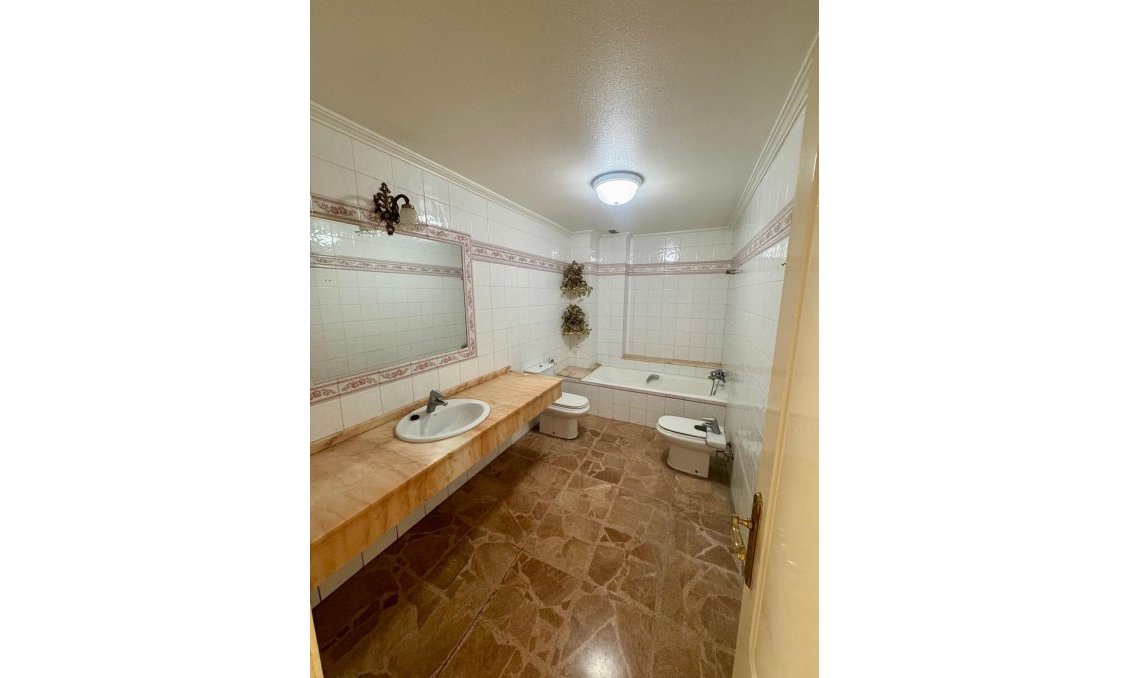 Használt Ingatlanok - Apartman -
Torrevieja - Centrum