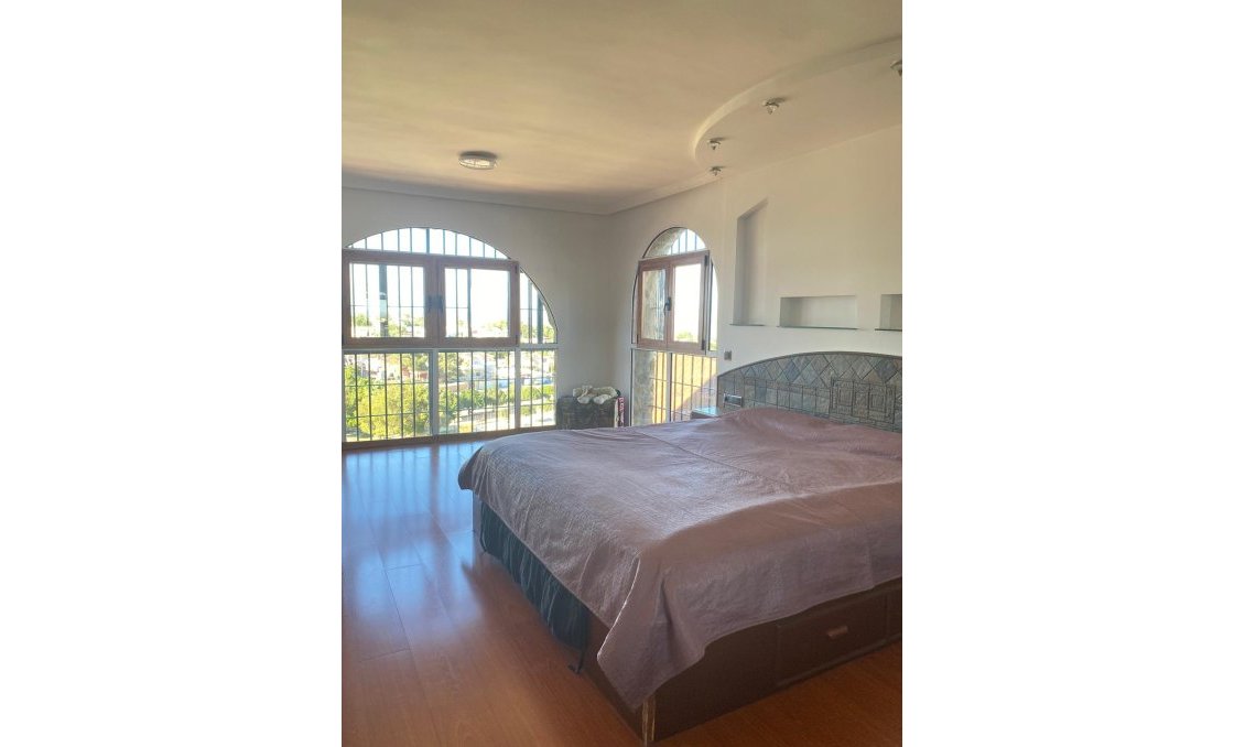 Használt Ingatlanok - Villa -
Torrevieja - Costa Blanca