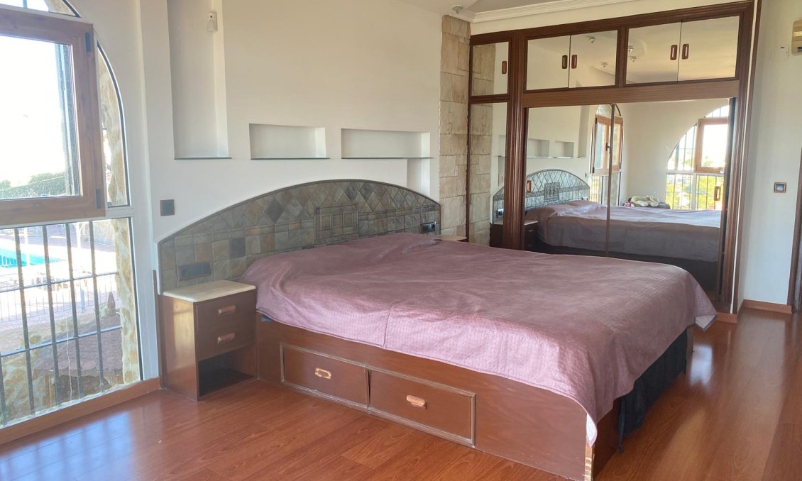 Használt Ingatlanok - Villa -
Torrevieja - Costa Blanca