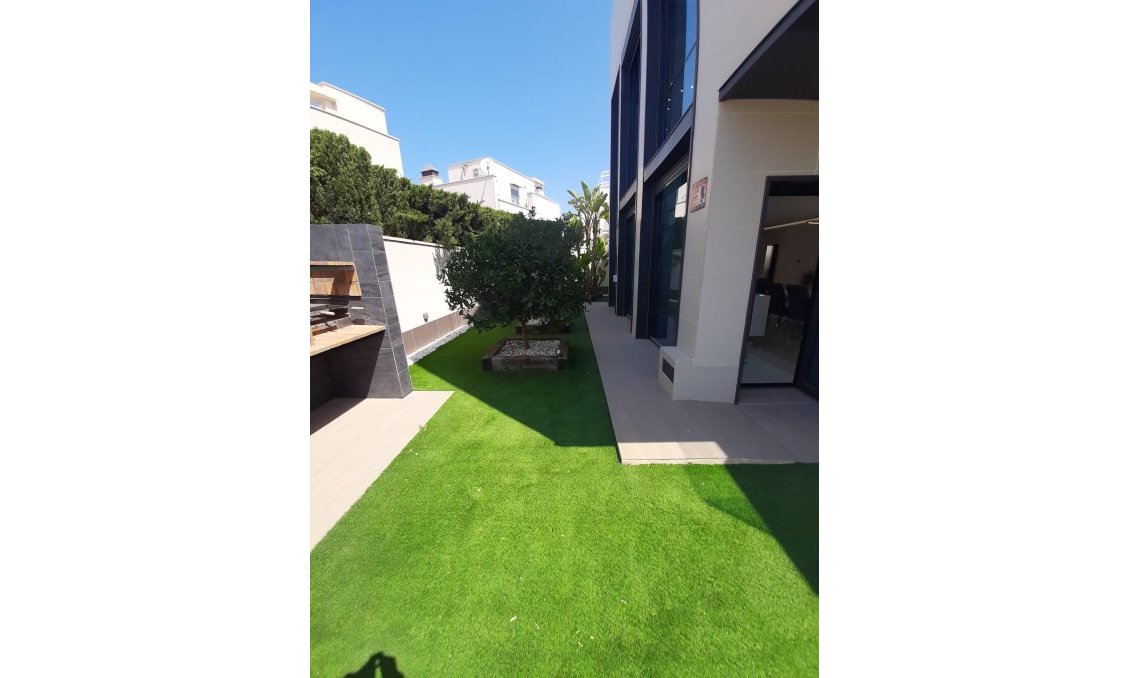 Használt Ingatlanok - Villa -
San Miguel de Salinas - Inland