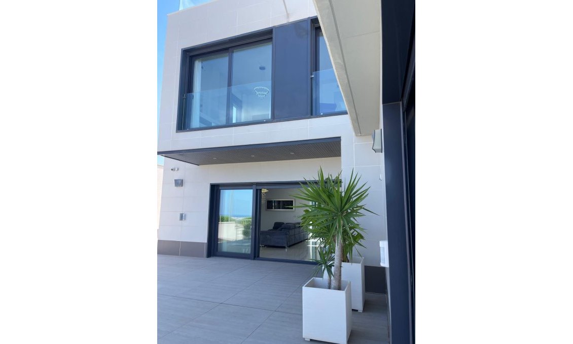 Használt Ingatlanok - Villa -
San Miguel de Salinas - Inland