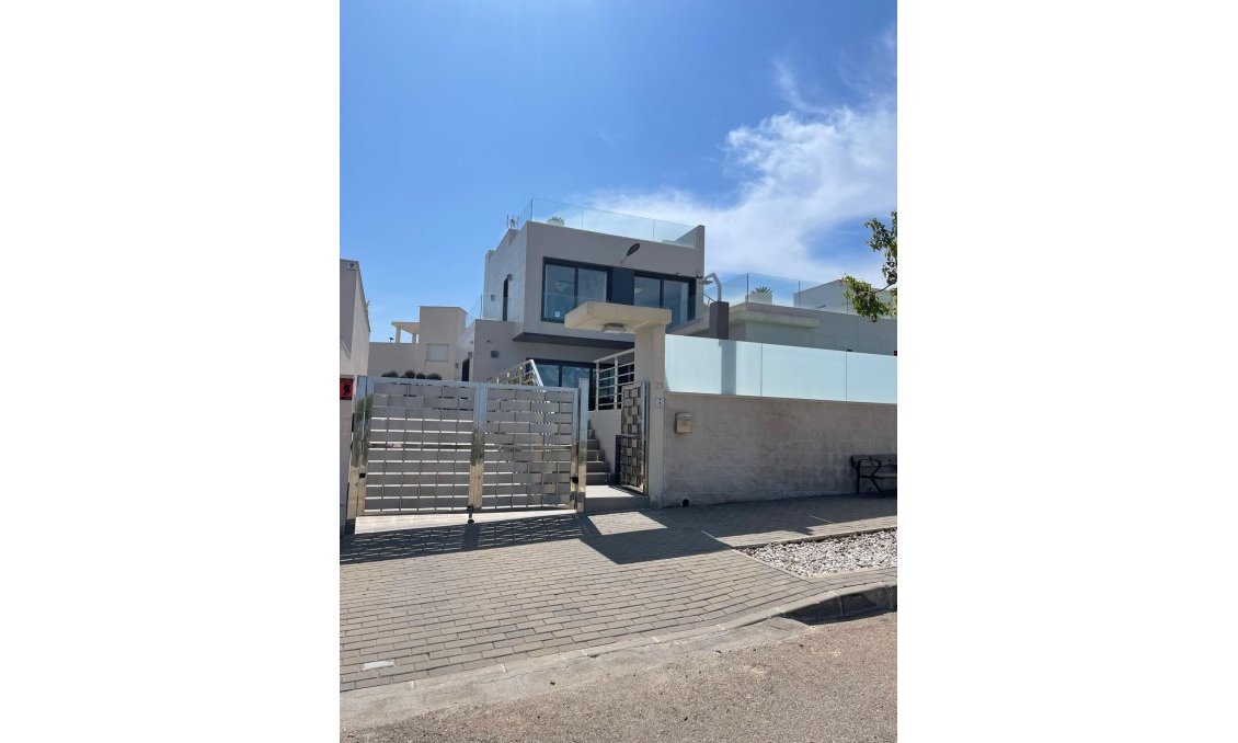 Használt Ingatlanok - Villa -
San Miguel de Salinas - Inland