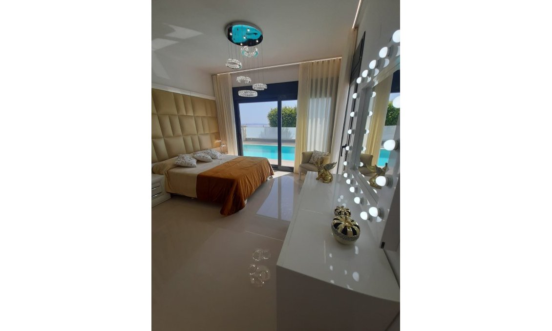 Használt Ingatlanok - Villa -
San Miguel de Salinas - Inland