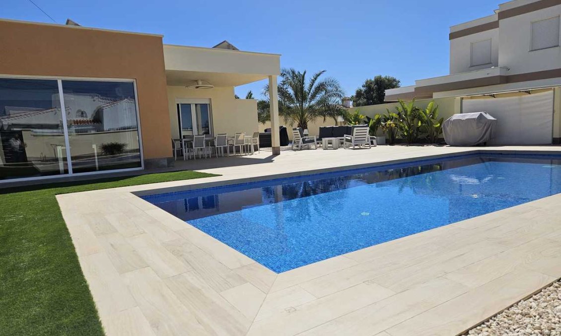 Használt Ingatlanok - Villa -
Torrevieja - Costa Blanca