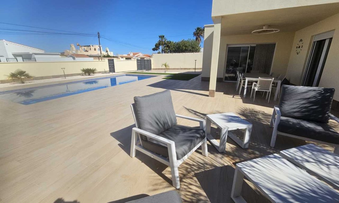 Használt Ingatlanok - Villa -
Torrevieja - Costa Blanca