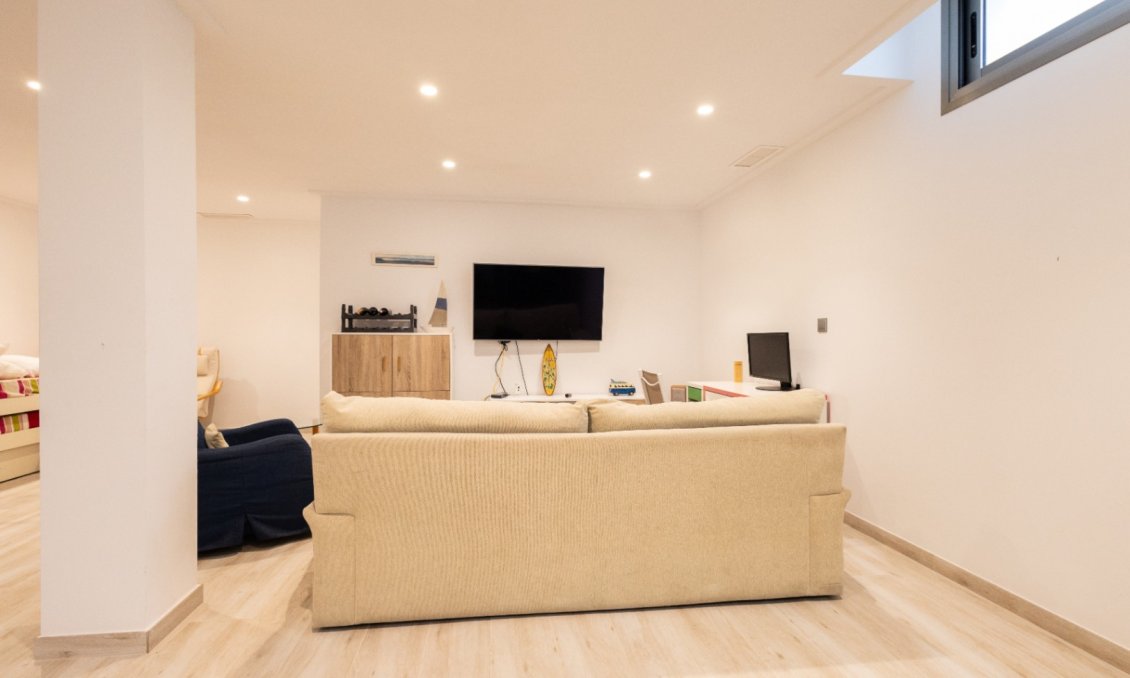 Használt Ingatlanok - Villa -
Orihuela - Inland