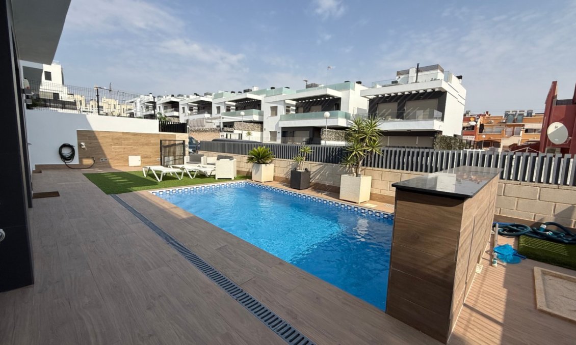 Használt Ingatlanok - Villa -
Orihuela - Inland