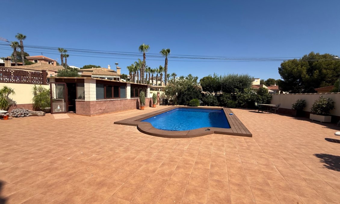 Használt Ingatlanok - Villa -
Torrevieja - Costa Blanca