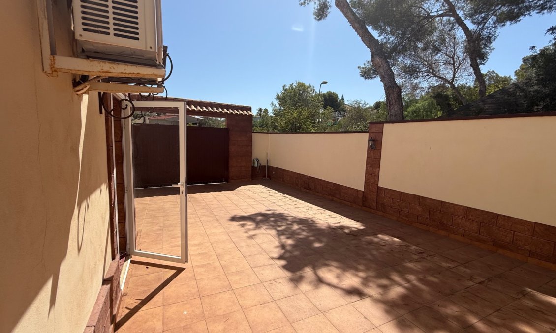 Használt Ingatlanok - Villa -
Torrevieja - Costa Blanca