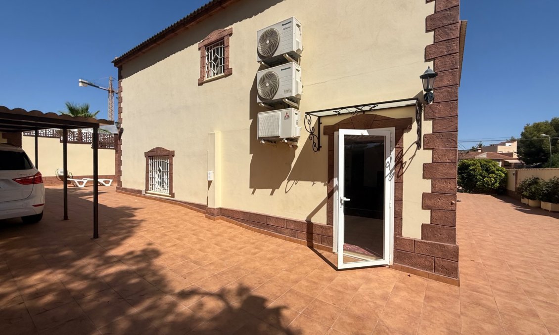 Használt Ingatlanok - Villa -
Torrevieja - Costa Blanca