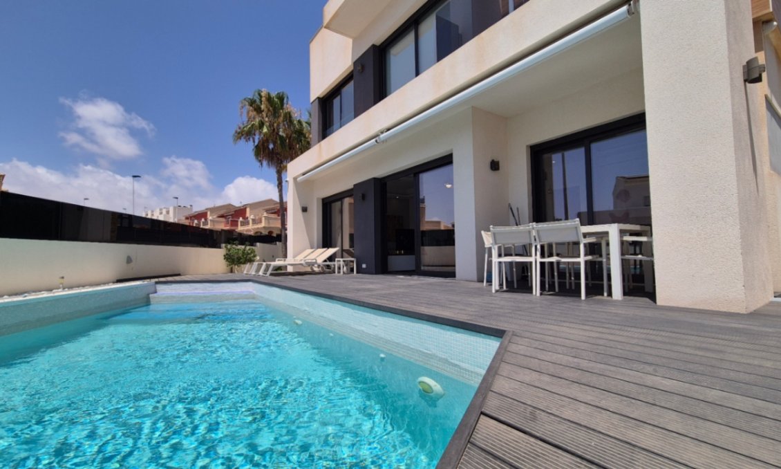 Használt Ingatlanok - Villa -
Torrevieja - Costa Blanca