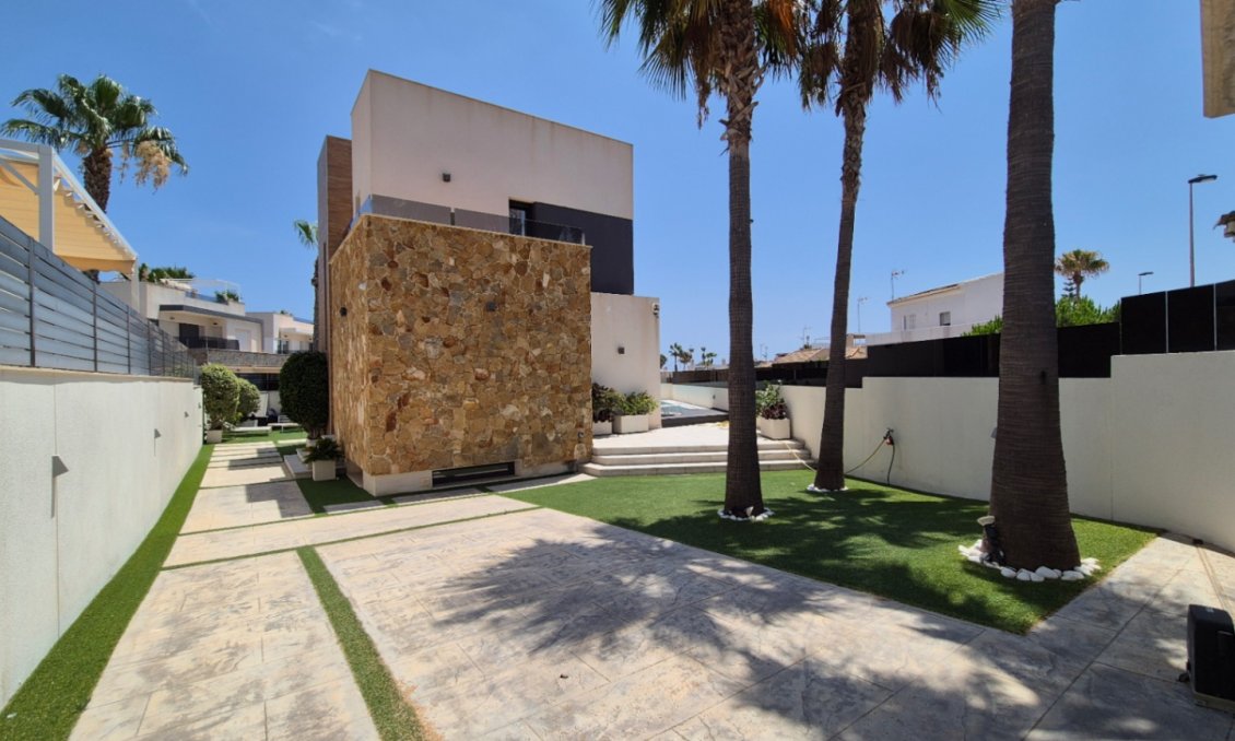 Használt Ingatlanok - Villa -
Torrevieja - Costa Blanca