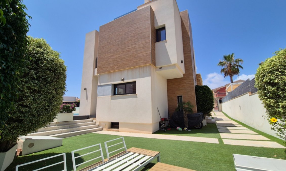 Használt Ingatlanok - Villa -
Torrevieja - Costa Blanca