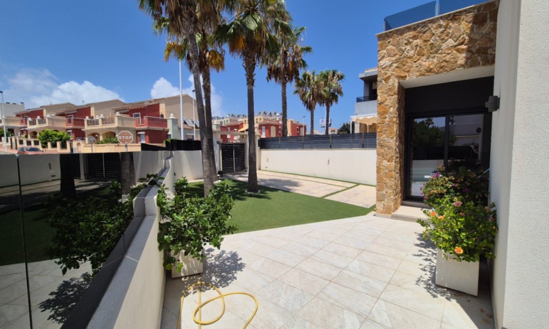 Használt Ingatlanok - Villa -
Torrevieja - Costa Blanca