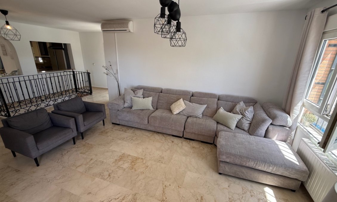 Használt Ingatlanok - Villa -
Orihuela - Inland