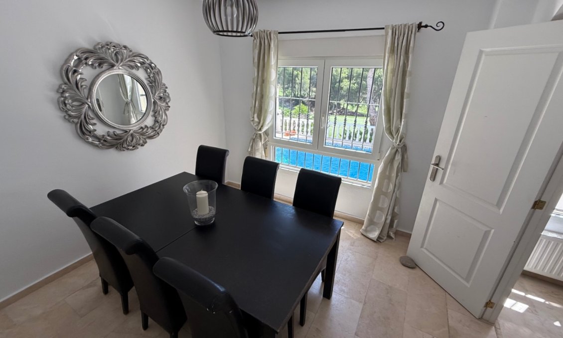 Használt Ingatlanok - Villa -
Orihuela - Inland