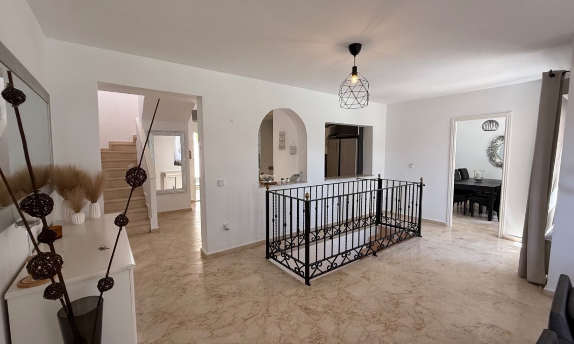 Használt Ingatlanok - Villa -
Orihuela - Inland