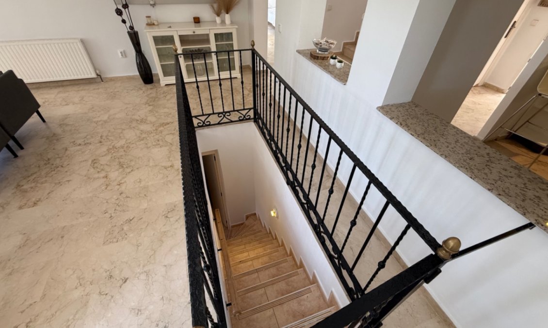 Használt Ingatlanok - Villa -
Orihuela - Inland