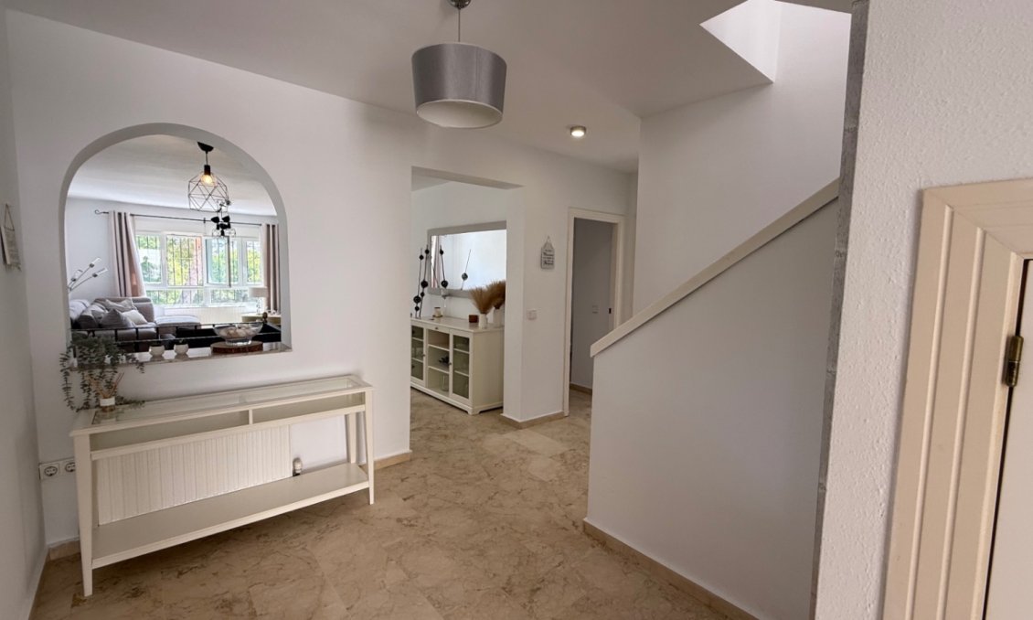 Használt Ingatlanok - Villa -
Orihuela - Inland