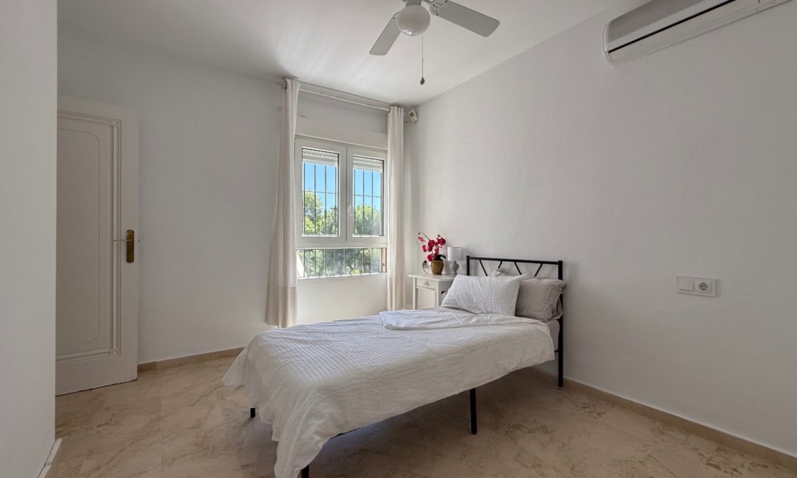 Használt Ingatlanok - Villa -
Orihuela - Inland