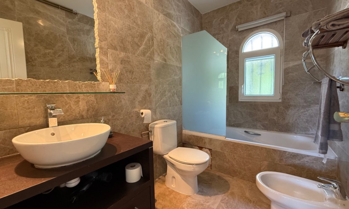 Használt Ingatlanok - Villa -
Orihuela - Inland