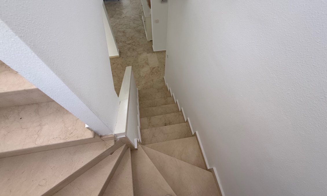 Használt Ingatlanok - Villa -
Orihuela - Inland