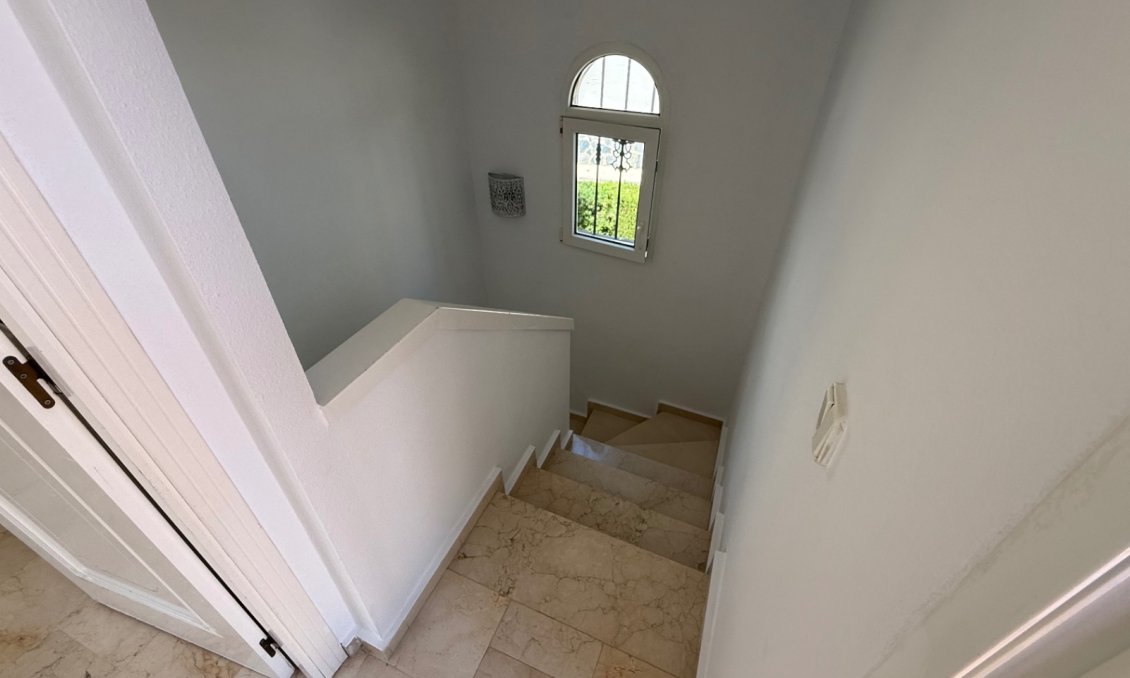 Használt Ingatlanok - Villa -
Orihuela - Inland