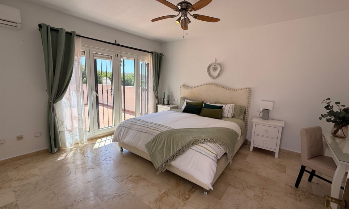 Használt Ingatlanok - Villa -
Orihuela - Inland