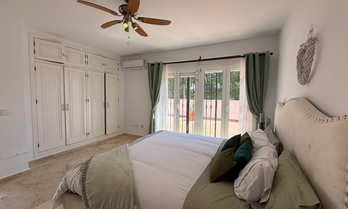 Használt Ingatlanok - Villa -
Orihuela - Inland