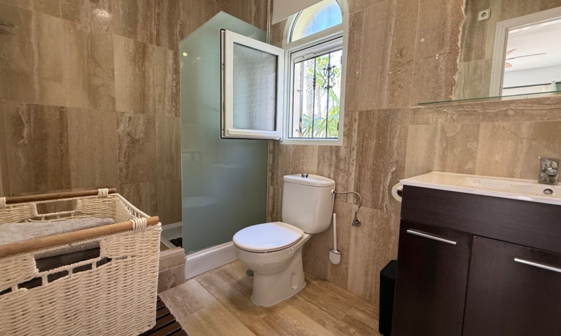 Használt Ingatlanok - Villa -
Orihuela - Inland