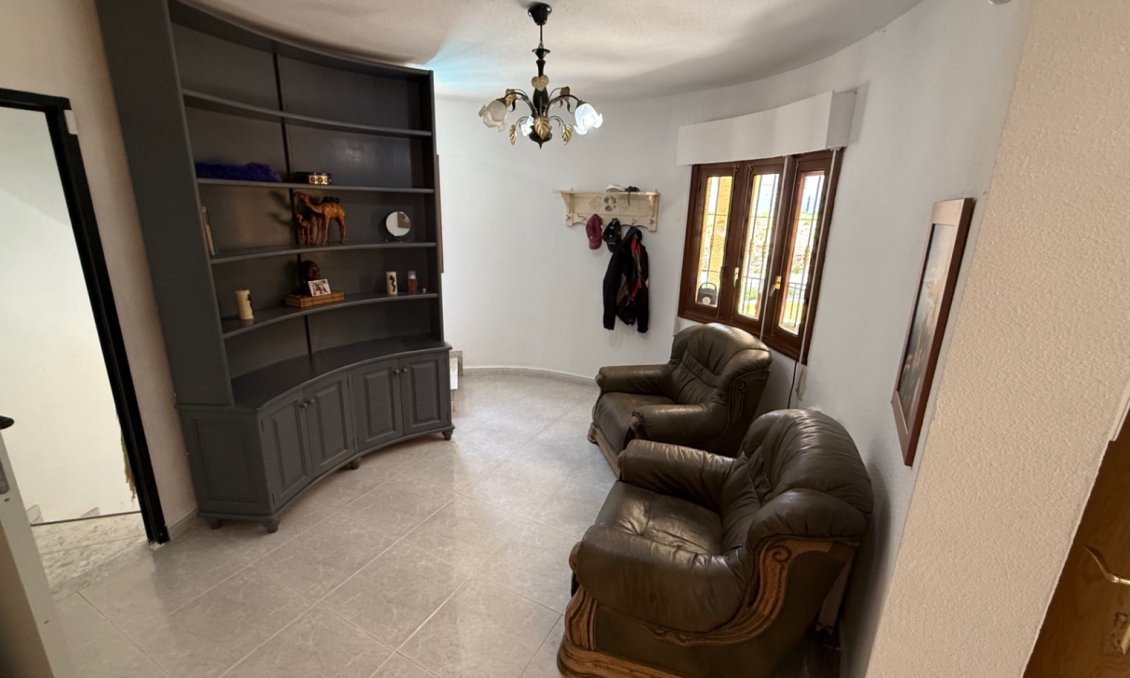 Használt Ingatlanok - Villa -
Orihuela - Inland