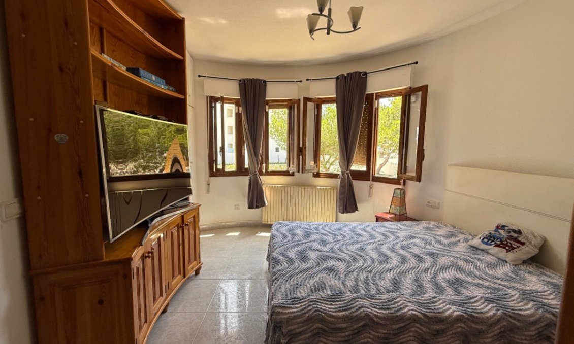 Használt Ingatlanok - Villa -
Orihuela - Inland