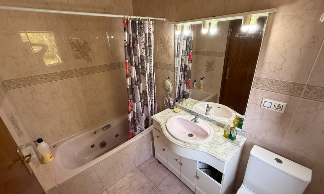 Használt Ingatlanok - Villa -
Orihuela - Inland