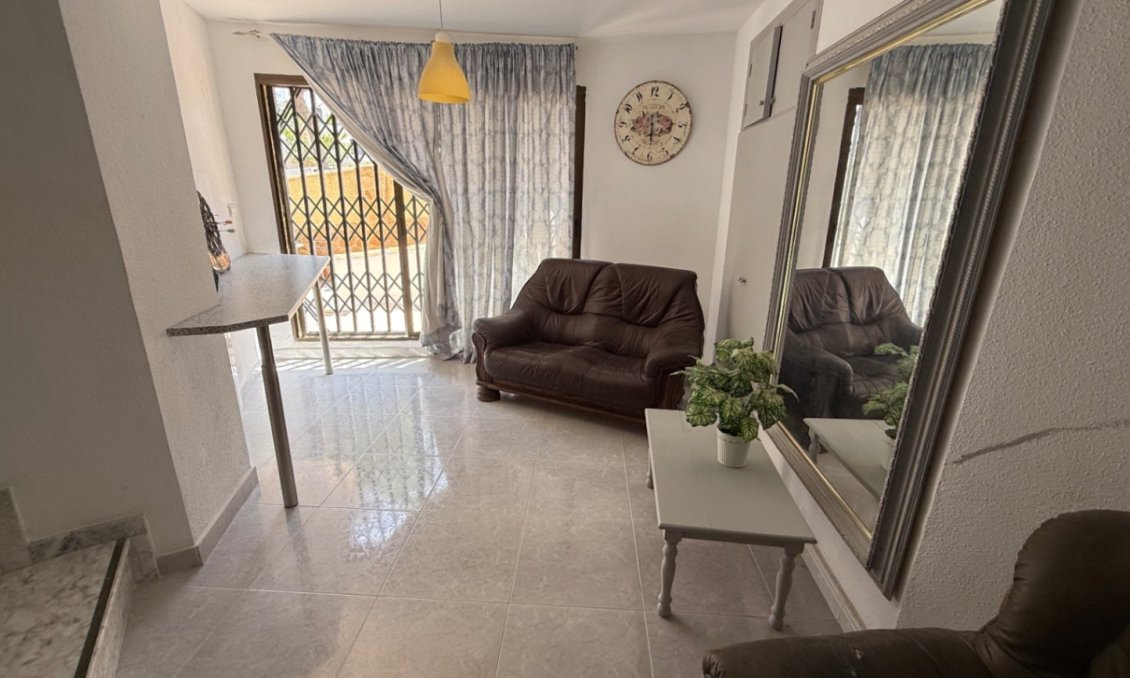 Használt Ingatlanok - Villa -
Orihuela - Inland