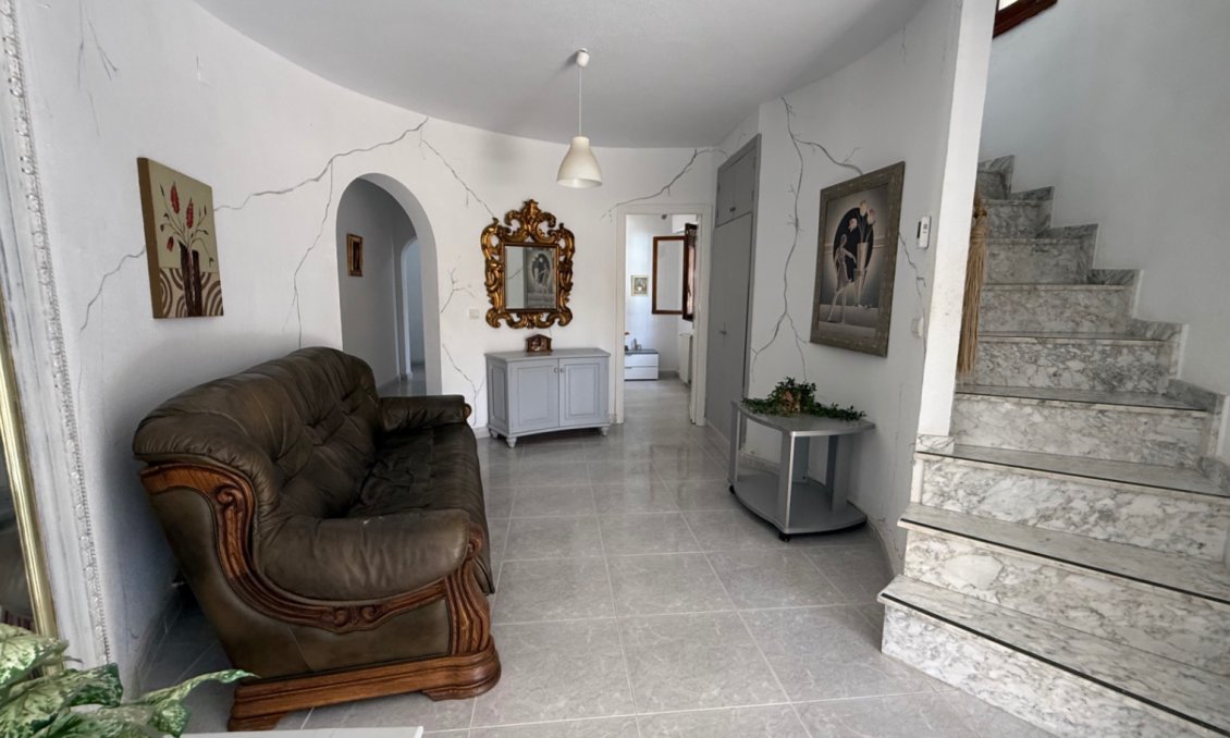 Használt Ingatlanok - Villa -
Orihuela - Inland