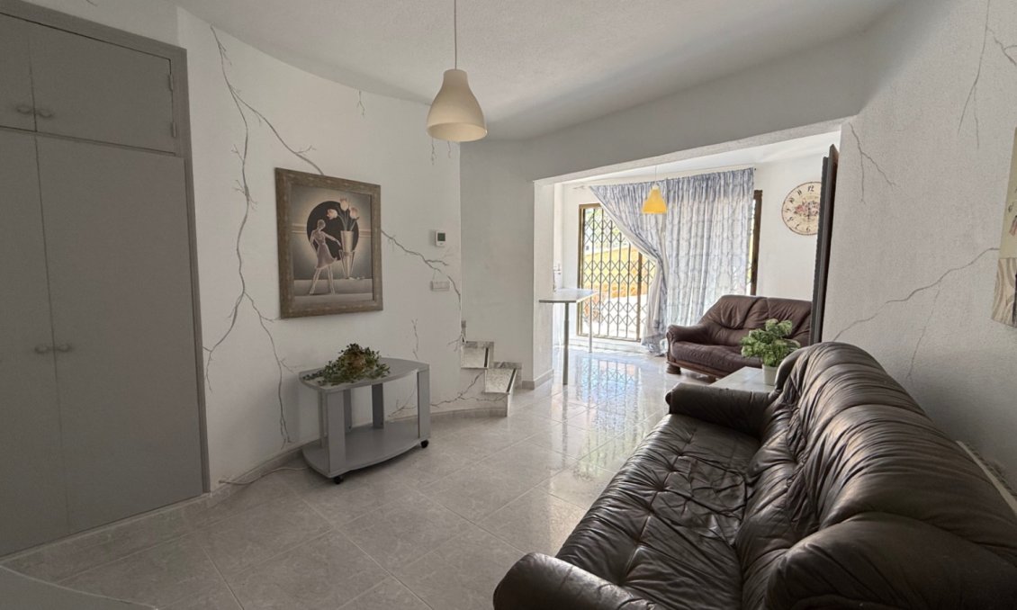 Használt Ingatlanok - Villa -
Orihuela - Inland