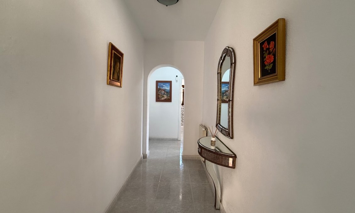 Használt Ingatlanok - Villa -
Orihuela - Inland