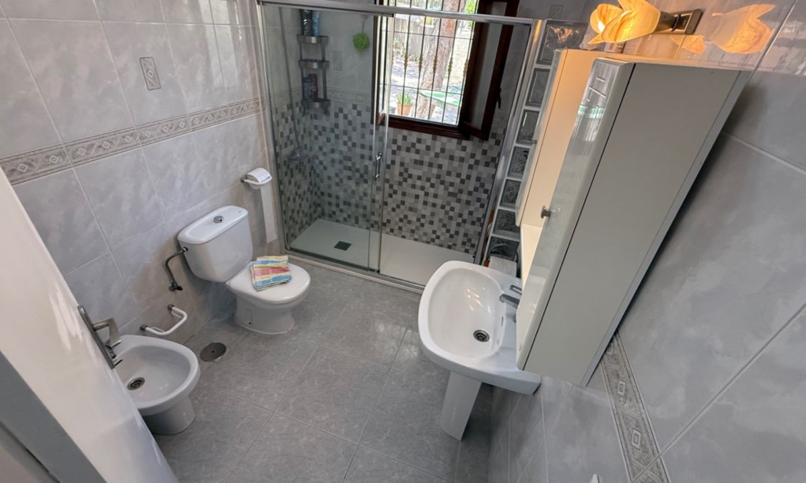 Használt Ingatlanok - Villa -
Orihuela - Inland