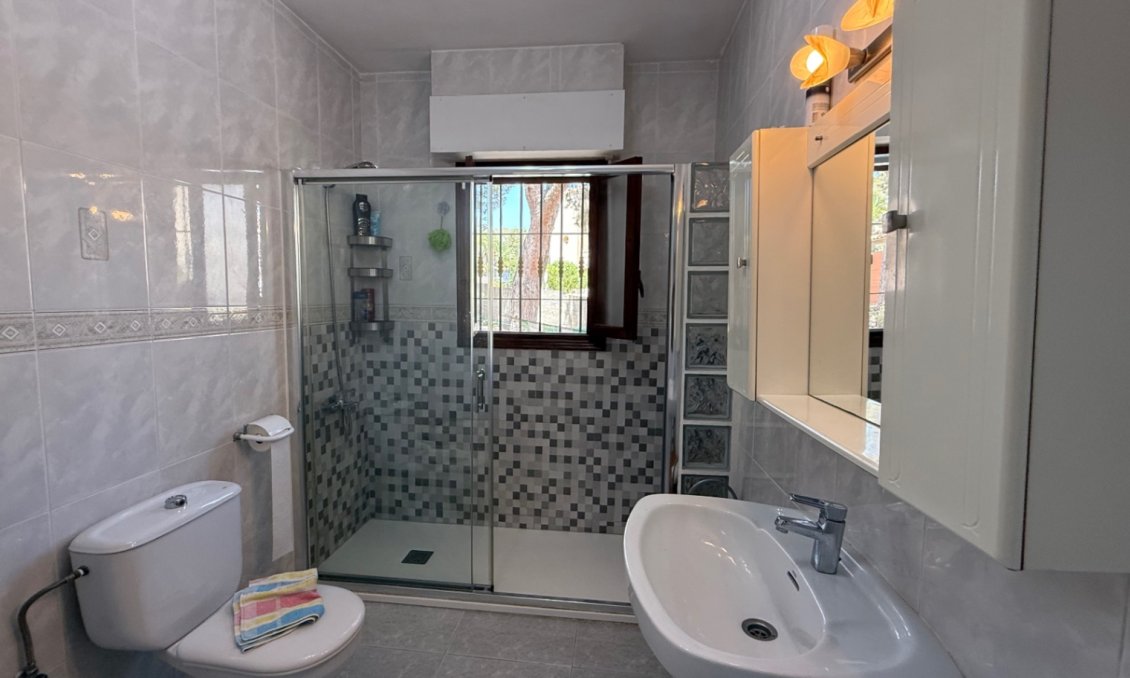 Használt Ingatlanok - Villa -
Orihuela - Inland