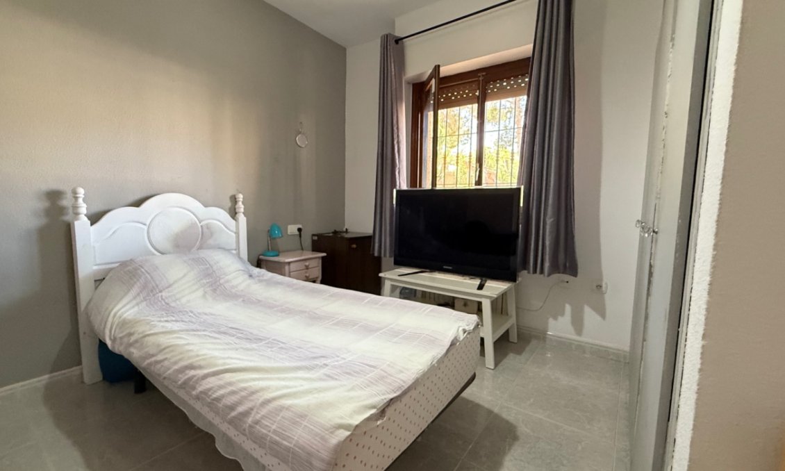 Használt Ingatlanok - Villa -
Orihuela - Inland