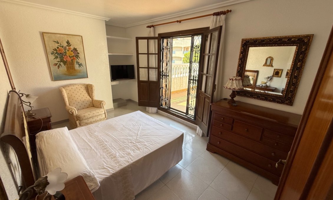 Használt Ingatlanok - Villa -
Orihuela - Inland